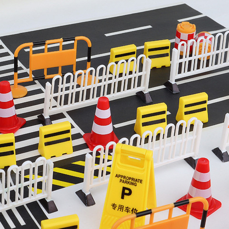 Party Games Mini - Mini Traffic Road Signs & Roadblock